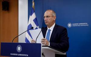 Κυβερνητικό «παράθυρο» για την επέκταση του υποχρεωτικού εμβολιασμού