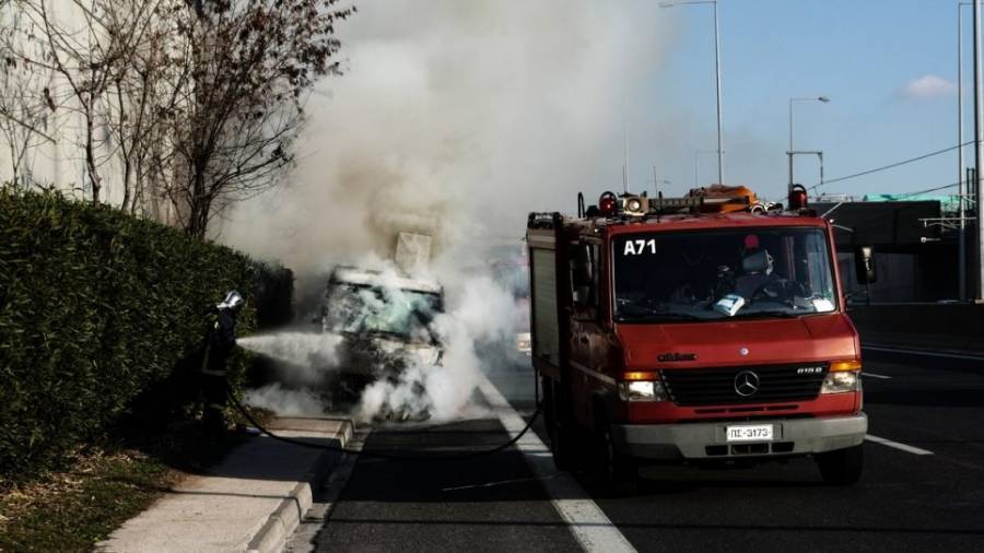 Θεσσαλονίκη: Στις φλόγες τέσσερα οχήματα