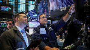 Στάση αναμονής στη Wall Street, με το βλέμμα στην Ουκρανία