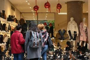 Μικρομεσαίες επιχειρήσεις: Καμπανάκι κινδύνου για «εορταστικές» ανατιμήσεις