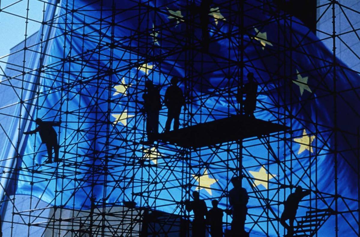 Bloomberg: Πρόχειρα σχέδια «απειλούν» το Ταμείο Ανάκαμψης-Η Ελλάδα στους επιμελείς