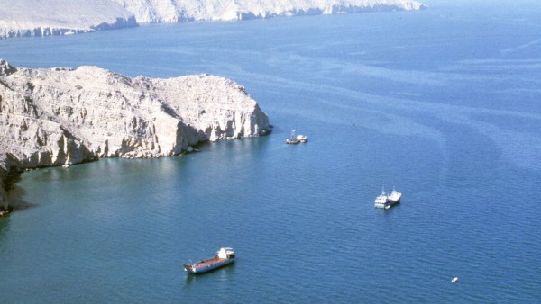 Πεσμένη η κίνηση στα Στενά του Ορμούζ – Μόλις 33 πλοία αυτή την εβδομάδα