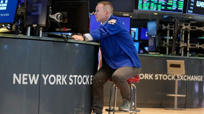 Fed και chip επαναφέρουν στις απώλειες τη Wall Street