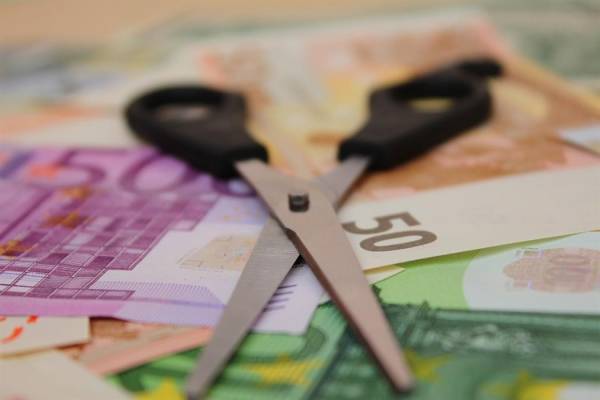 Έρχεται «ψαλίδι» στις συντάξεις δημοσίου έως €320 το μήνα