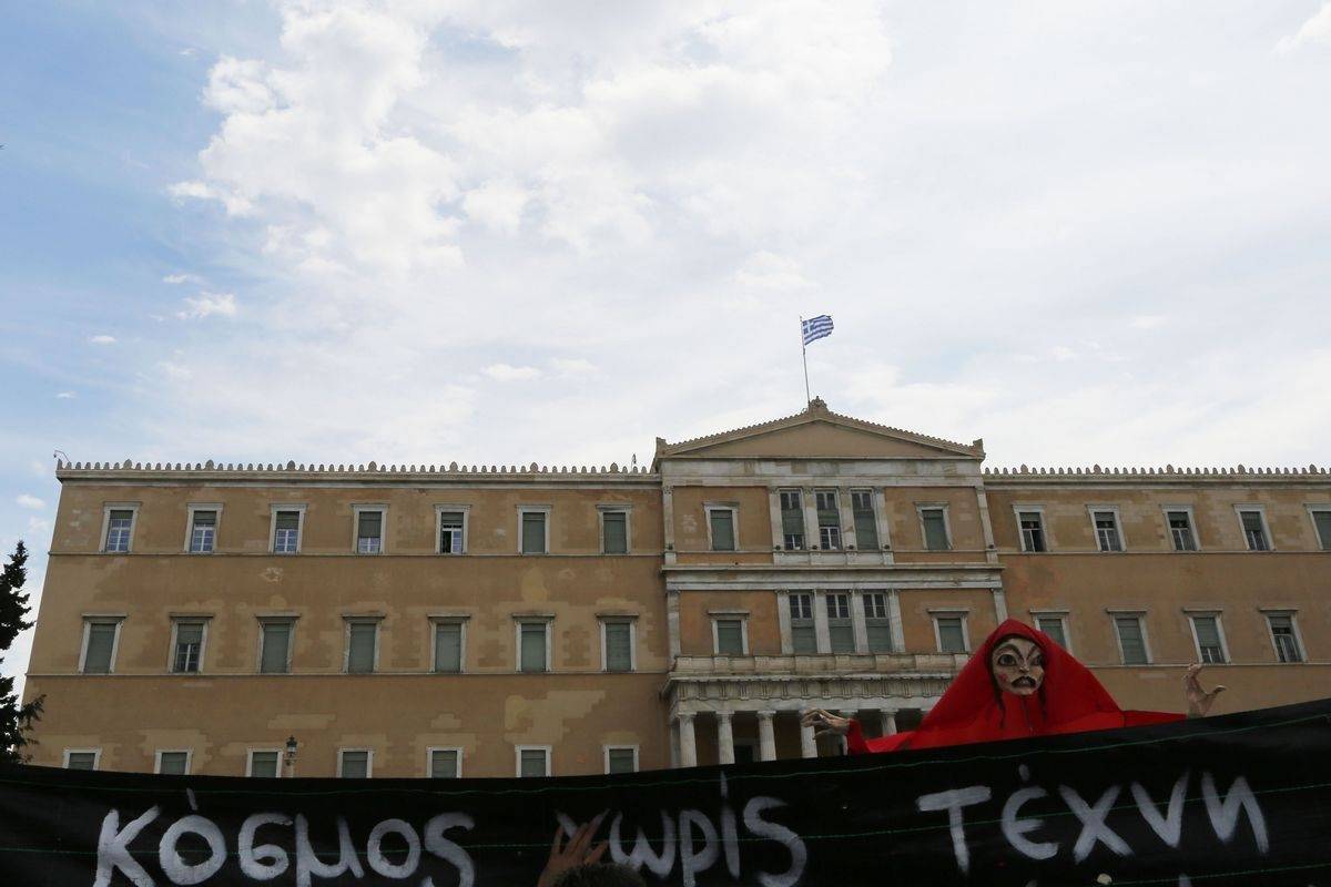 Συνθέτες και στιχουργοί απειλούν με καθολική απαγόρευση των έργων τους