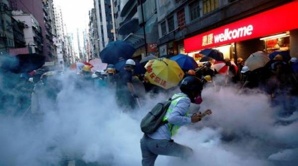 Εκτόξευση δακρυγόνων σε διαδηλωτές από την αστυνομία στο Χονγκ Κονγκ