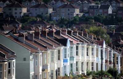 Nomura: Αναμένεται πτώση 15% στις τιμές κατοικιών της Βρετανίας