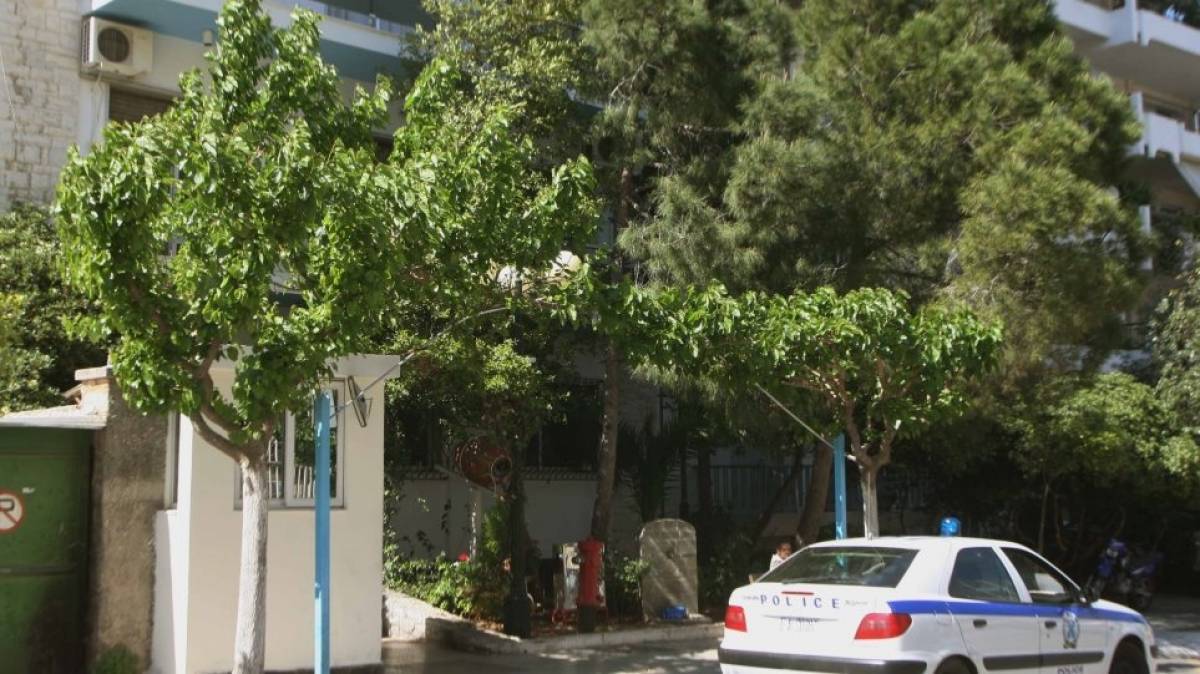 Εκτόξευσαν 20 μολότοφ στο Αστυνομικό Τμήμα Ζωγράφου