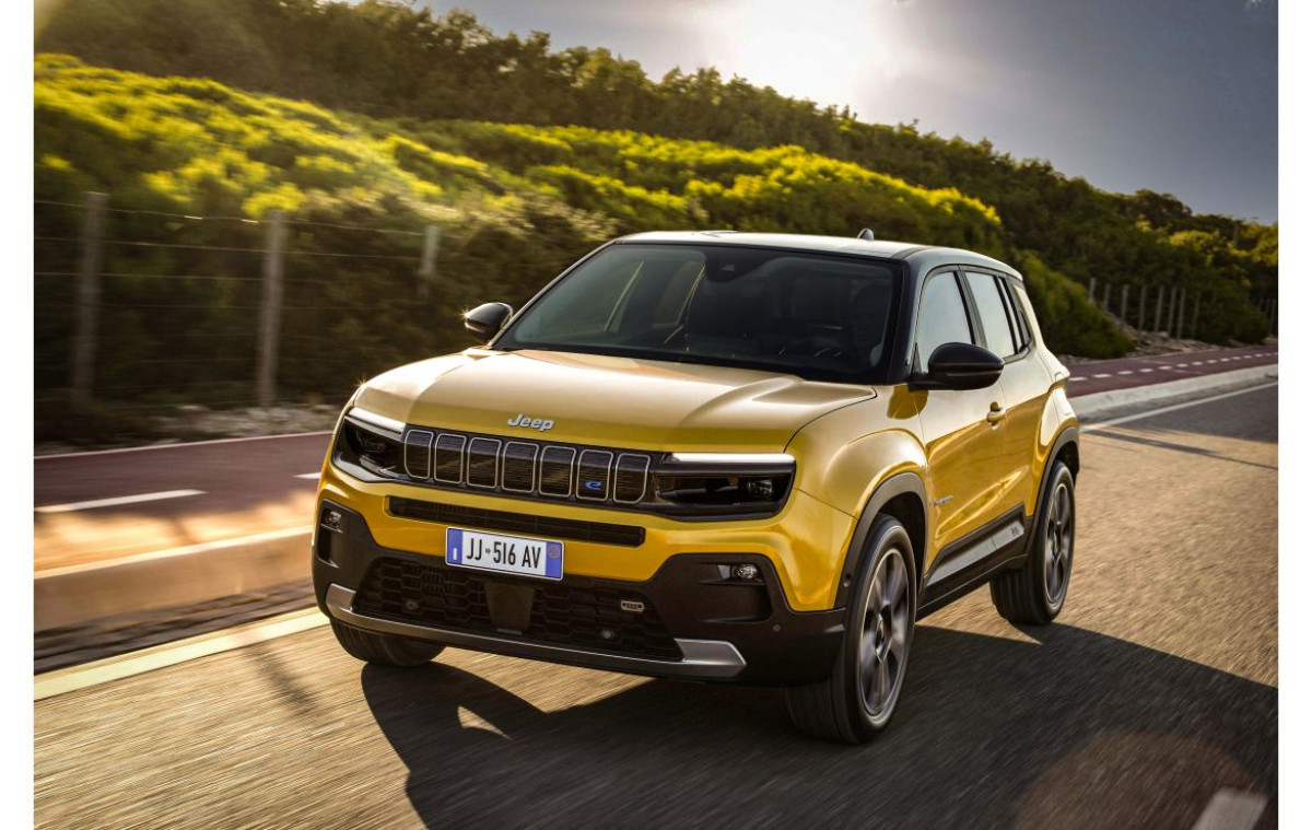 Στο σαλόνι αυτοκινήτου στο Παρίσι με Jeep και ηλεκτρικά