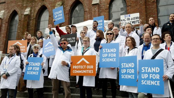 Στους δρόμους οι Αμερικανοί για την Επιστήμη-«Κινδυνεύει από τον Τραμπ»