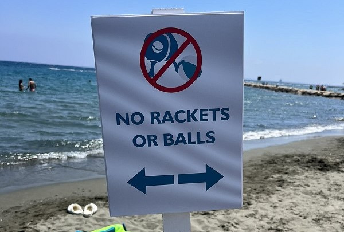 «Έπεσαν» τα πρώτα πρόστιμα σε λουόμενους που έπαιζαν ρακέτες