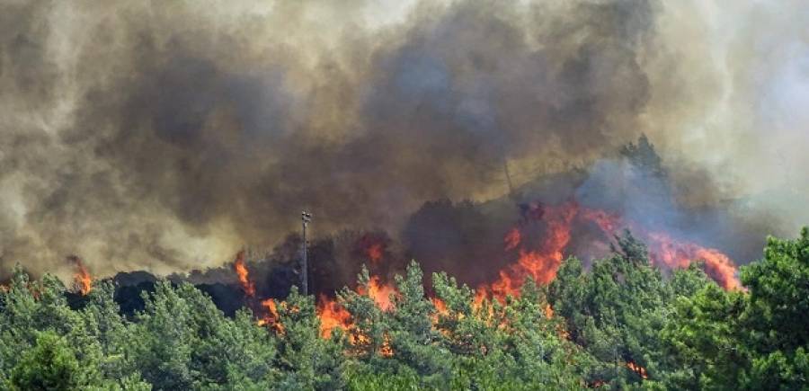 Πυρκαγιά στη Ρόδο: Εκκενώθηκε προληπτικά το χωριό Μαριτσά