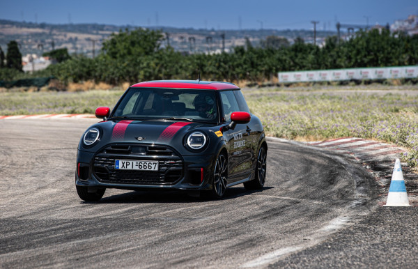 MINI JCW Experience 2026: Η πίστα των Μεγάρων έγινε για ακόμη μια φορά πόλος έλξης φανατικών της σπορ οδήγησης