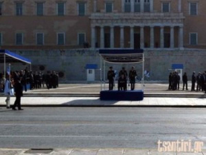 Χωρίς ιδιαίτερα προβλήματα οι παρελάσεις στην Αθήνα - Ένταση σε Θεσσαλονίκη, Πάτρα