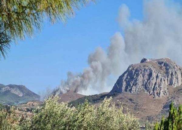 Φωτιά στην Αρχαία Κόρινθο - Εντολή εκκένωσης του οικισμού Σολομός