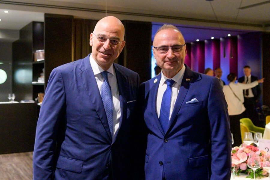 Δένδιας: Η Ελλάδα θα είναι παρούσα στην ανοικοδόμηση της Ουκρανίας