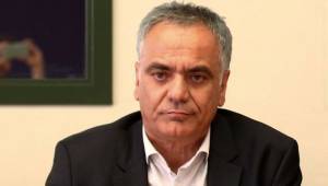 Σκουρλέτης: Η κυβέρνηση κάνει επικίνδυνους πειραματισμούς με την πανδημία