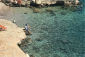 Ο Τσίπρας ρεμβάζει σε παραλία της Τήλου (photo)