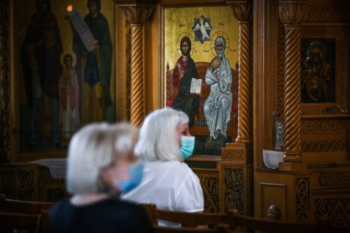 Γιατί εξαιρέθηκαν οι εκκλησίες από την υποχρεωτική χρήση μάσκας