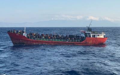 Θρίλερ με 400 μετανάστες σε τουρκικό πλοίο ανοικτά της Καρπάθου