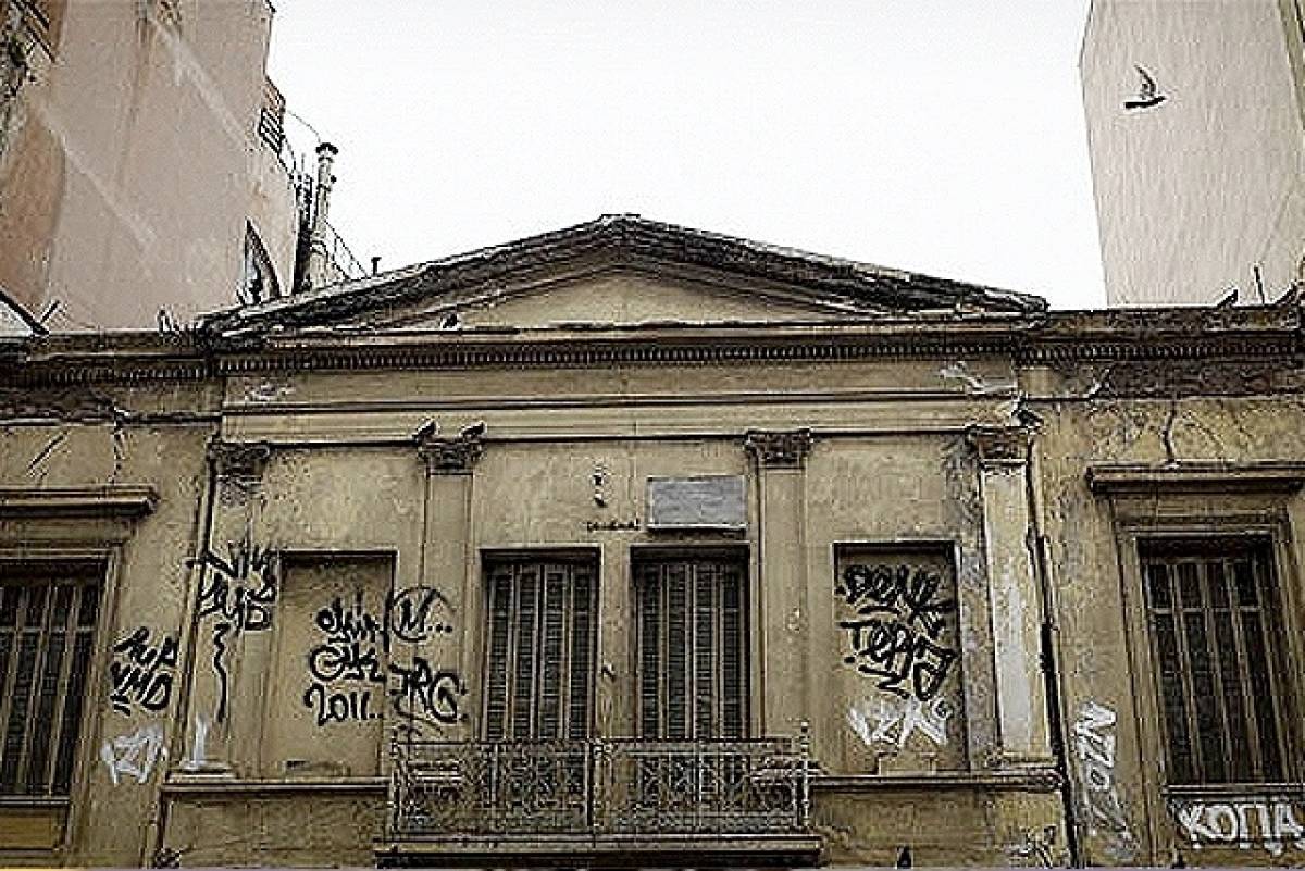 Γιατί δε μπαίνουμε στα άδεια σπίτια;