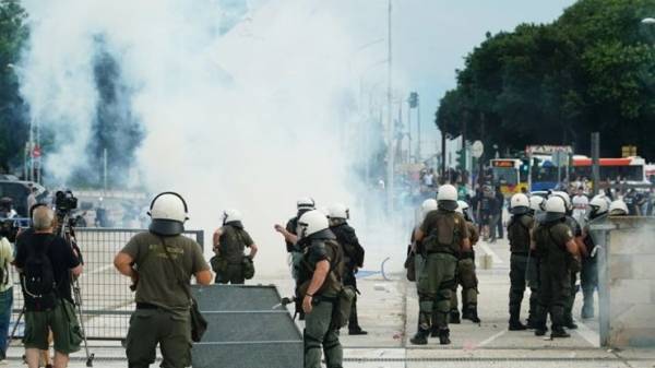 Επεισόδια και δακρυγόνα έξω από το Βελλίδειο