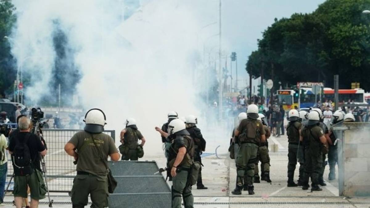 Επεισόδια και δακρυγόνα έξω από το Βελλίδειο