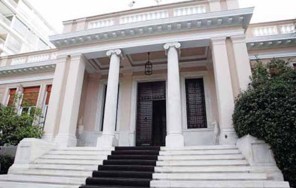 Μαξίμου: Μεμονωμένη πρωτοβουλία του Ηνωμένου Βασιλείου η Σύνοδος στο Λονδίνο