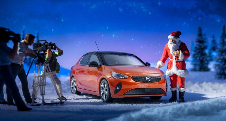 Tα συλλεκτικά μοντέλα Corsa και Corsa-e υπό κλίμακα 1:43 με ...άρωμα Χριστουγέννων