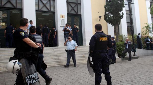 Σκηνές Φαρ Ουεστ στα δικαστήρια της Ευελπίδων