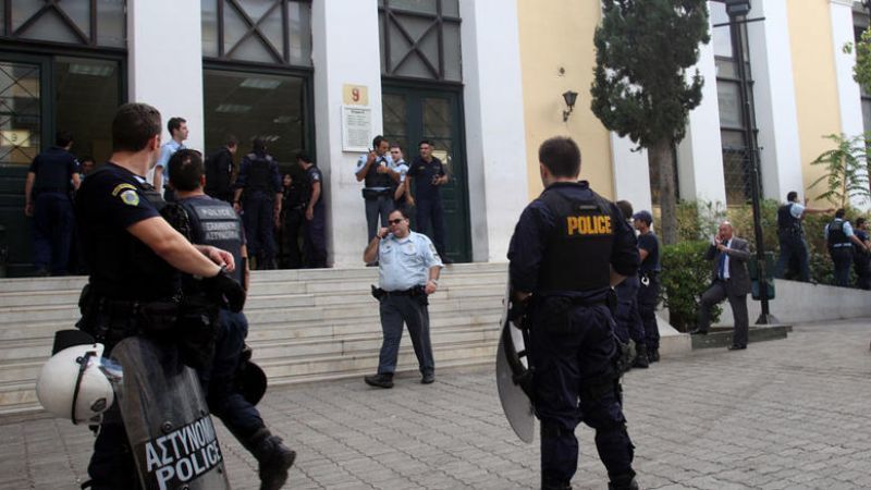 Σκηνές Φαρ Ουεστ στα δικαστήρια της Ευελπίδων