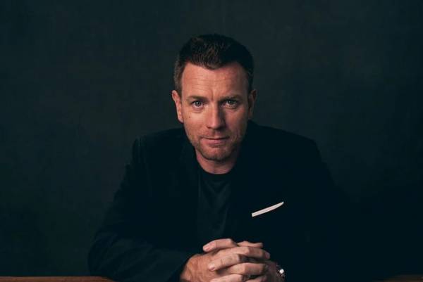 Ewan McGregor: Μετράει 21 χρόνια νηφαλιότητας και μιλά για τον εθισμό και το Halston