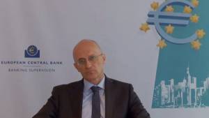 Ενρία: «Έπεσε» αρκετά το ποσοστό των «κόκκινων» δανείων στην Ελλάδα