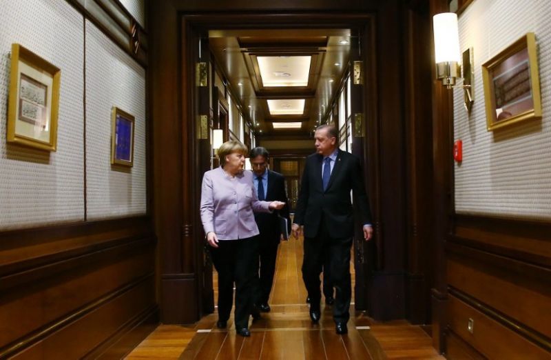 «Σπόντες» Μέρκελ σε Ερντογάν: Συζήτησαν για Συρία, Ιράκ και Αιγαίο