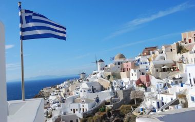 Guardian: "Με τη δοκιμασμένη συνταγή του '50, προσελκύει τουρίστες η Ελλάδα"