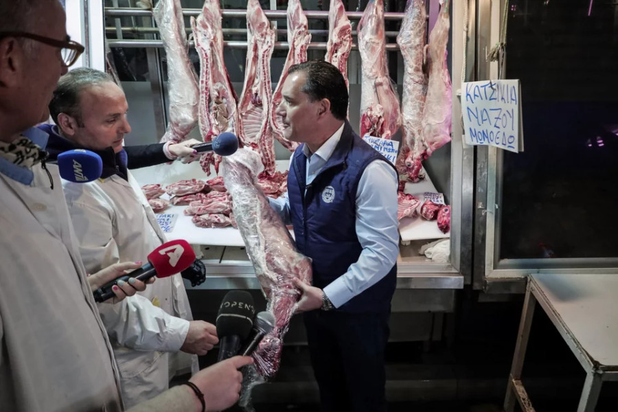 Το σόου του Αδωνη στη Βαρβάκειο με τα αρνιά και τα κατσίκια