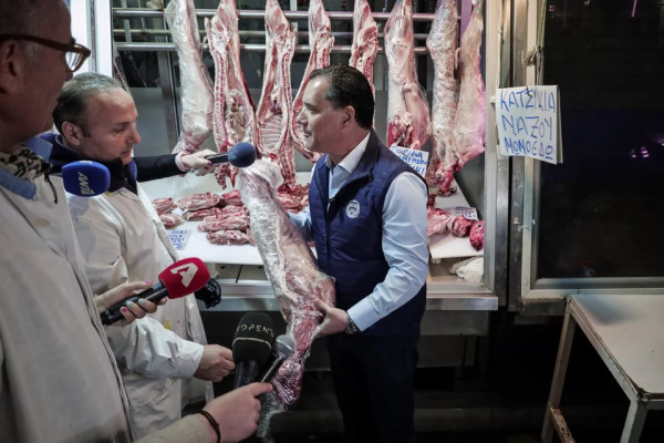 Το σόου του Αδωνη στη Βαρβάκειο με τα αρνιά και τα κατσίκια