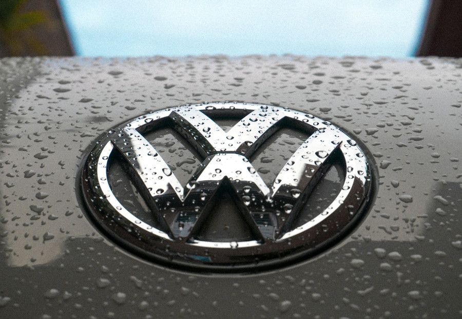 Volkswagen: Απίστευτο σχέδιο αναδιάρθρωσης – Μέχρι 100.000 απολύσεις και λουκέτο σε 4 εργοστάσια