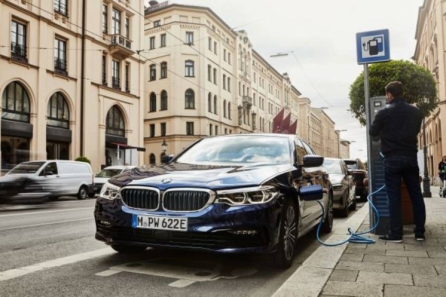 BMW 530e Sedan: Μια αθόρυβη, ηλεκτρική υβριδική λιμουζίνα