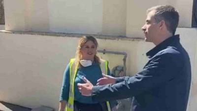 Δημοτική υπάλληλος βρήκε και παρέδωσε τσάντα με 19.000 ευρώ