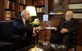 Τα επίσημα αποτελέσματα των εκλογών παρέδωσε στον Παπούλια ο Μεϊμαράκης