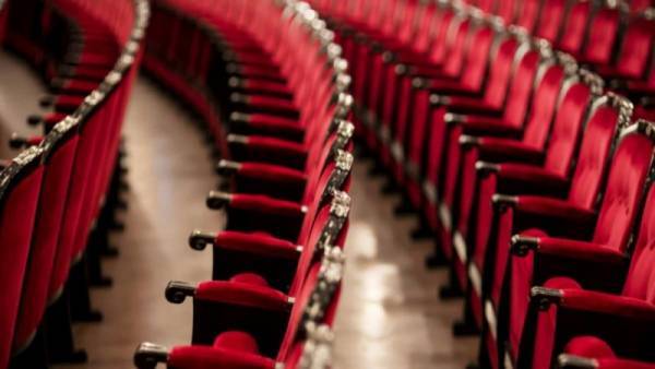 Ποινική δίωξη και σε πέμπτο ηθοποιό για βιασμό κατά συρροή