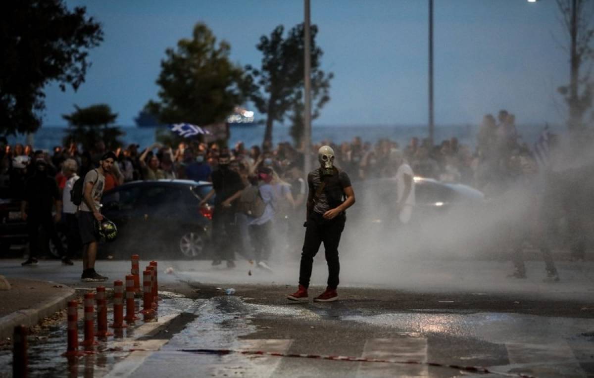 ΔΕΘ: Επεισόδια στην πορεία των αντιεμβολιαστών-Έπεσαν χημικά και δακρυγόνα