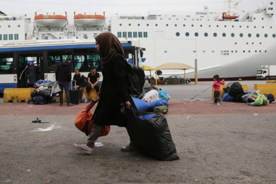 Στον Πειραιά 61 μετανάστες και πρόσφυγες από τα νησιά