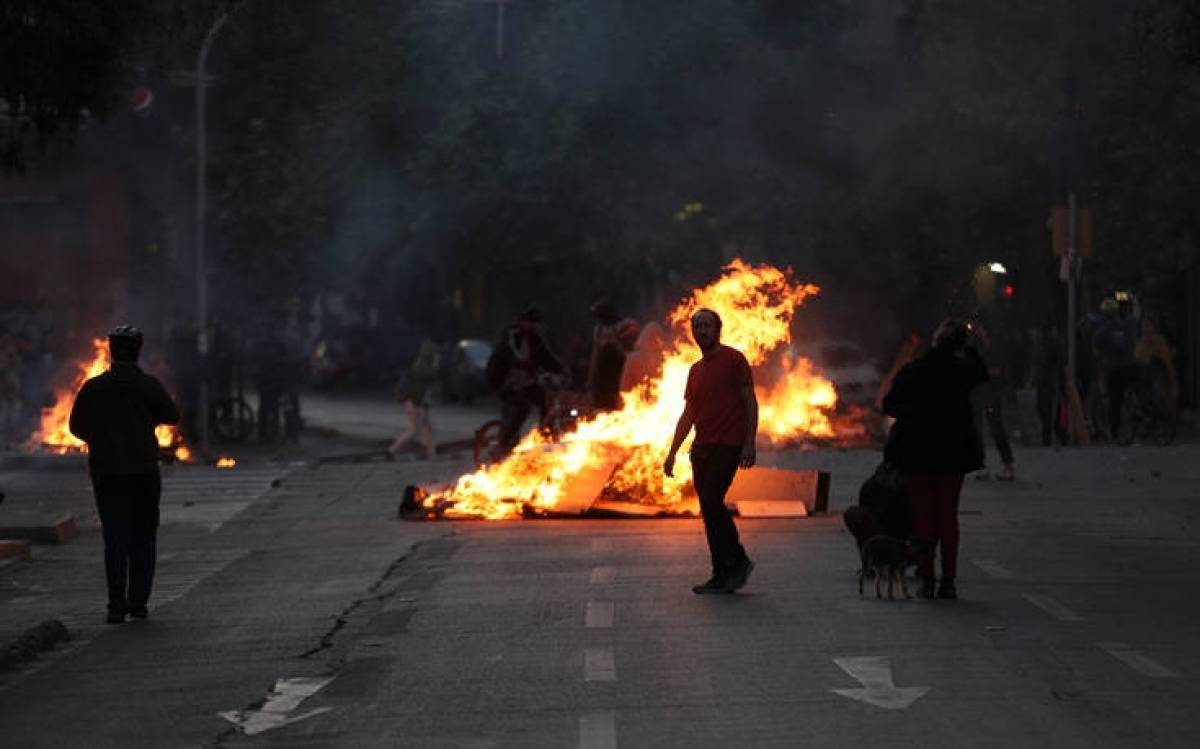 Σκηνικό πολέμου στη Χιλή με έντεκα νεκρούς από τα επεισόδια