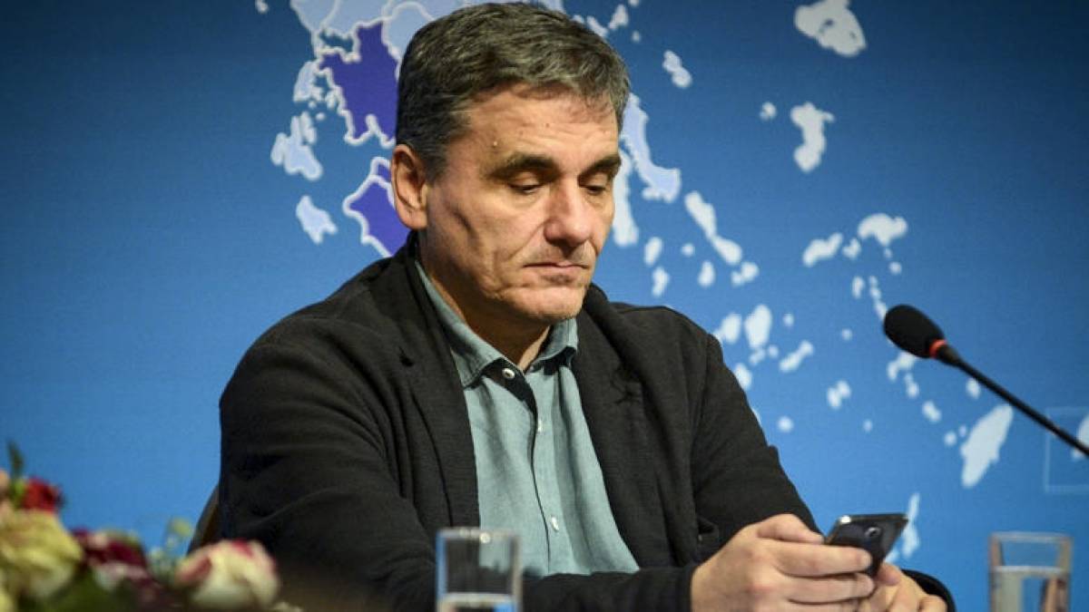 Ο Τσακαλώτος βάζει στο προεκλογικό τραπέζι το αφορολόγητο