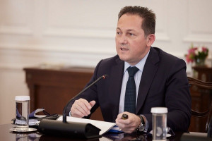 Πέτσας για εκλογές: Λογικό υπουργοί-βουλευτές να πυκνώνουν τις επαφές τους
