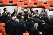 Σε "ρίνγκ" μετατράπηκε το τουρκικό κοινοβούλιο