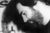 Κανένας δεν φτιάχνει μπουζούκια σαν του Βάρλα