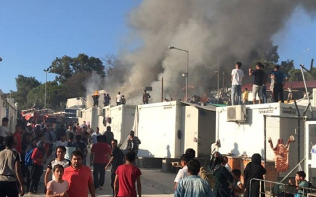 Μόρια: Πυρκαγιές και επεισόδια στον καταυλισμό- Πληροφορίες για δύο νεκρούς